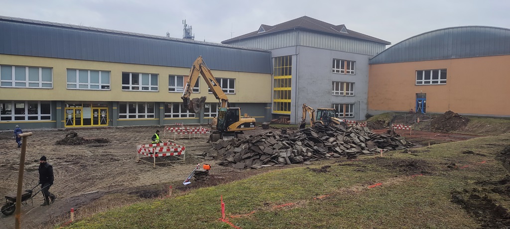 Rekultivace sportovního areálu Gymnázia Cihelní