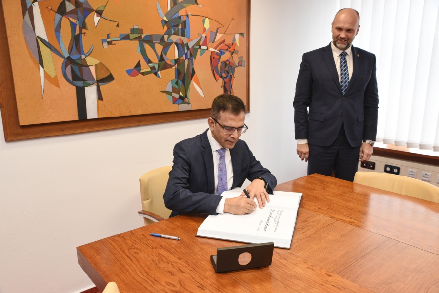 Návštěva indického velvyslance- kniha 