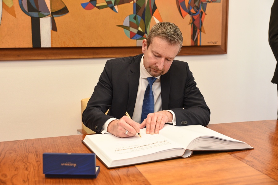 Maďarský velvyslanec podepisuje knihu
