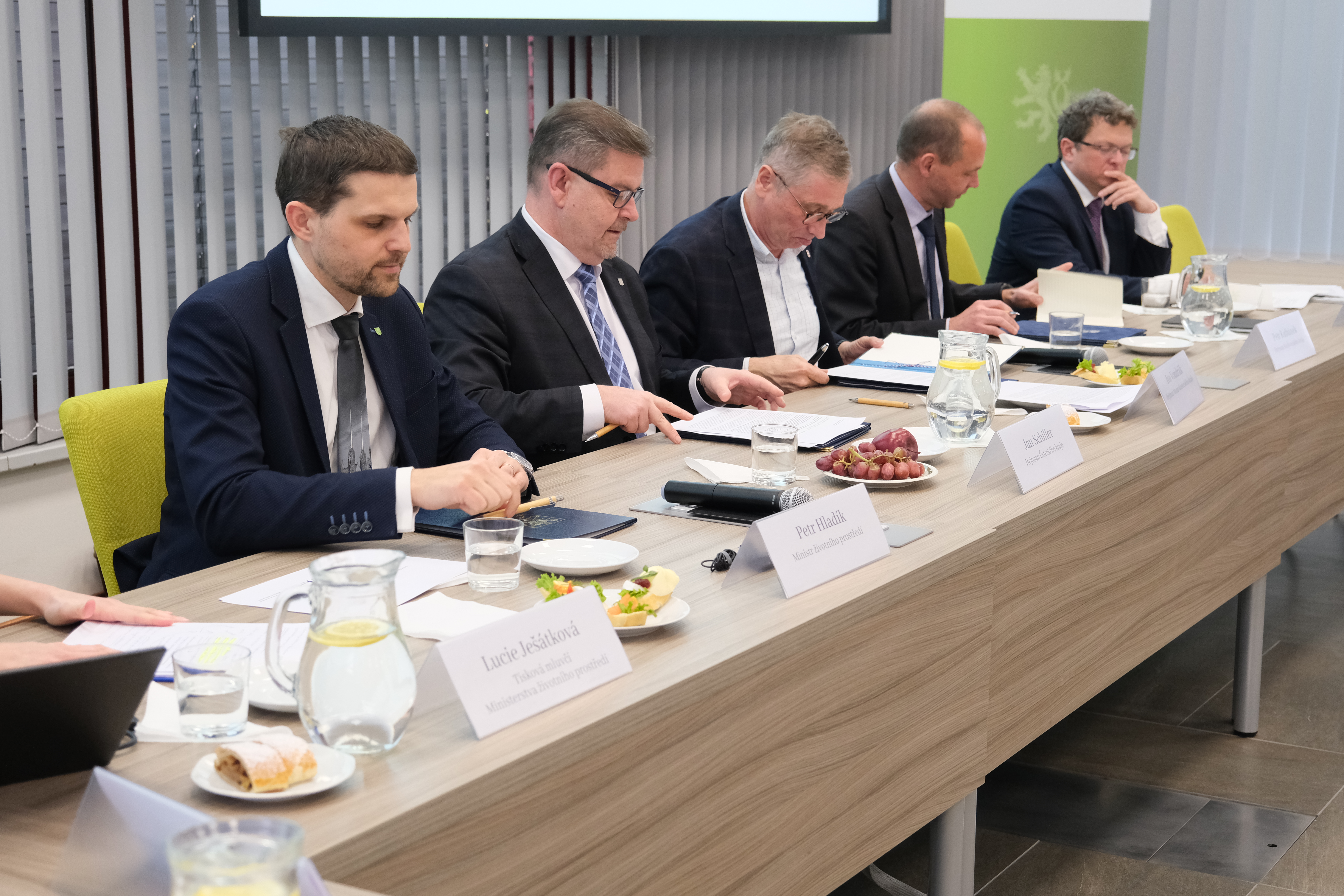 Hejtmani uhelných regionů podepsali na Ministerstvu životního prostředí vodíkové memorandum