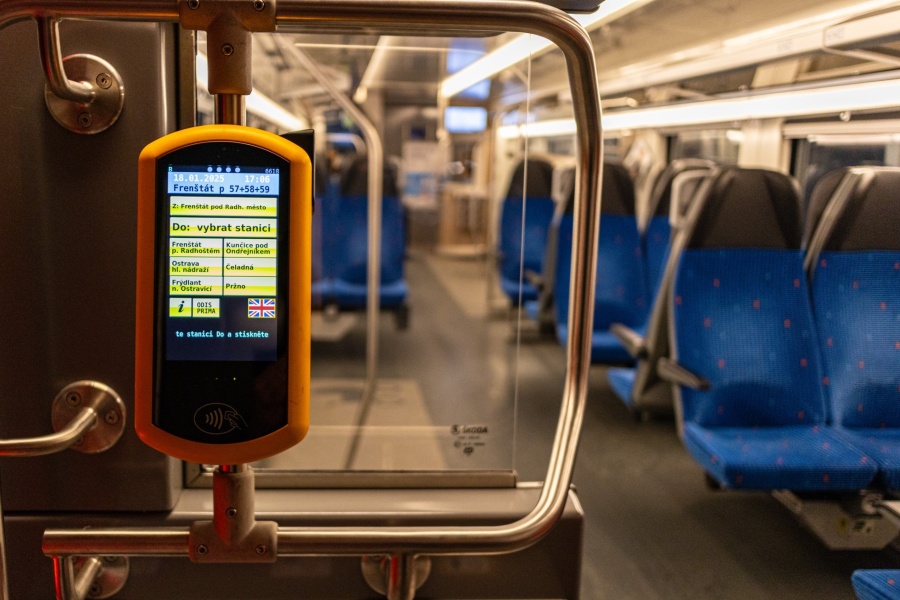 Cestující v Moravskoslezském kraji mohou železniční jízdenku nově koupit na terminálu v každém vlaku 