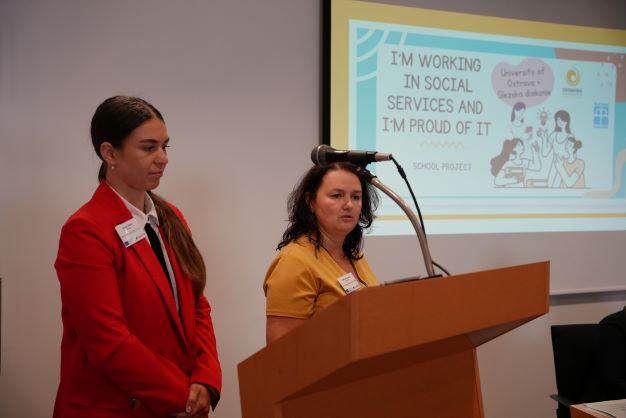 Studentky Ostravské univerzity při prezentaci projektu