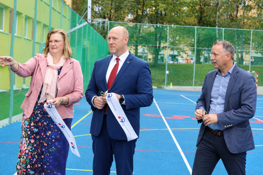 Střední škola prof. Matějčka v Ostravě má nový venkovní sportovní a vzdělávací areál