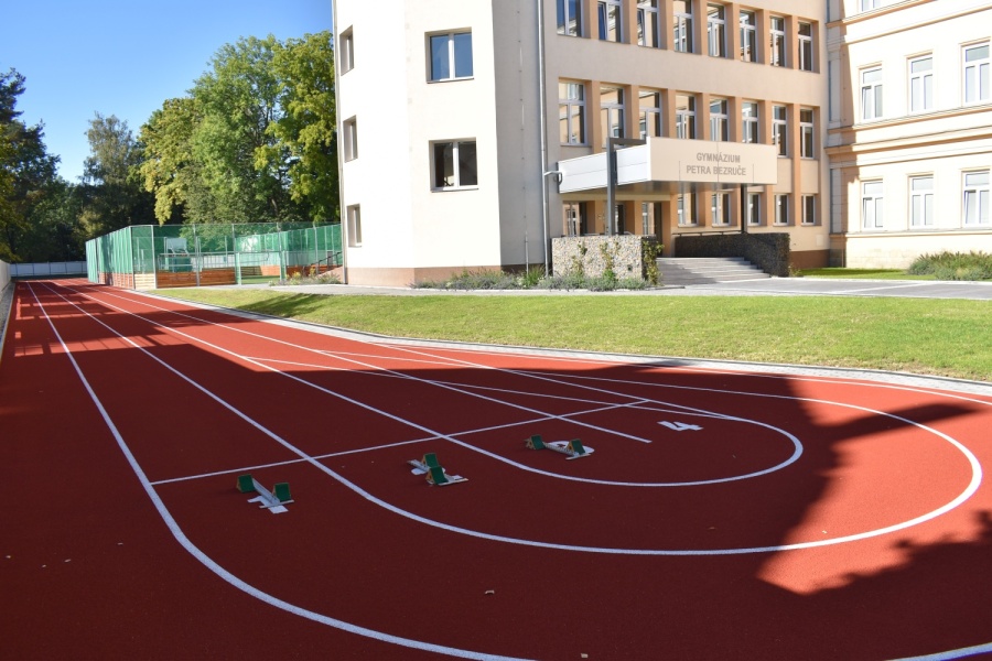 Workout, boulder i venkovní učebna. Gymnázium ve Frýdku-Místku má nové hřiště