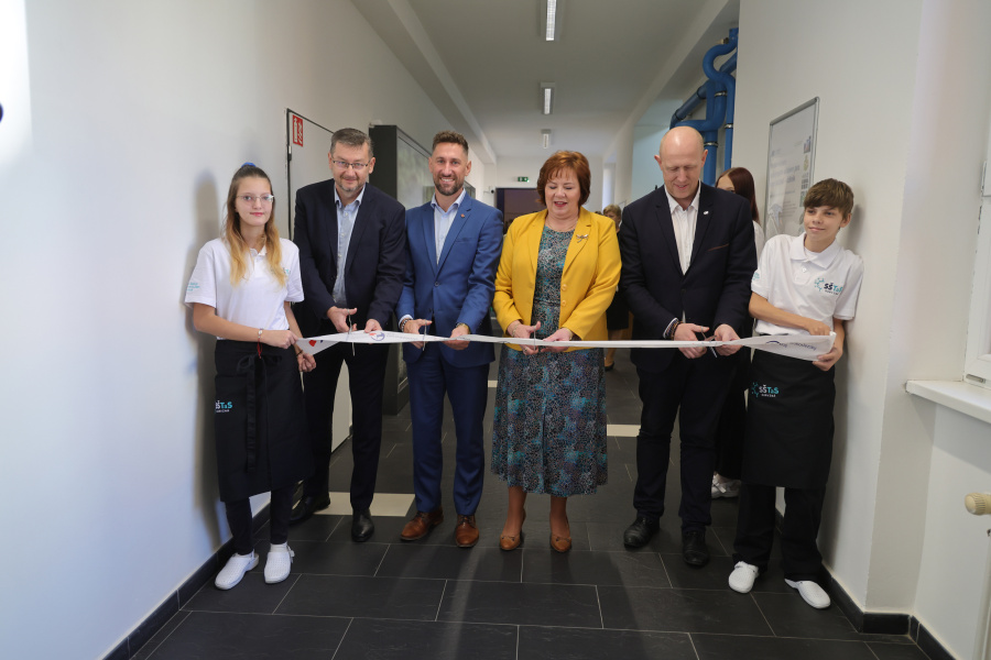 Karvinská Střední škola techniky a služeb má nové odborné učebny, zrekonstruovanou elektroinstalaci i vstup do