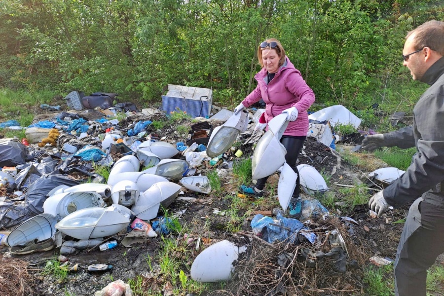 Krajští úředníci opět uklízeli přírodu. Z okolí Heřmanického rybníka vysbírali dvacet kubíků odpadu